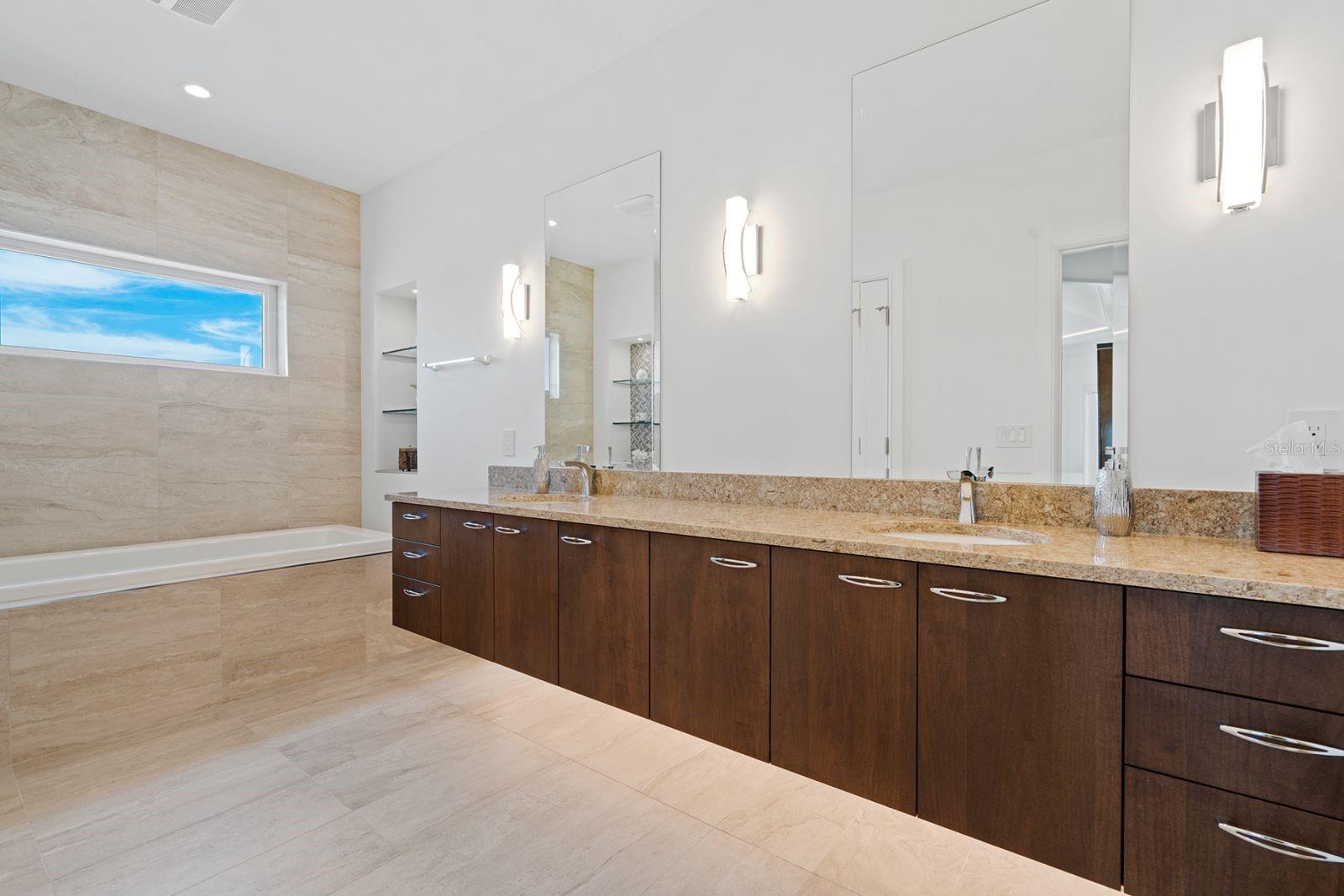 A4633484 Property Photo