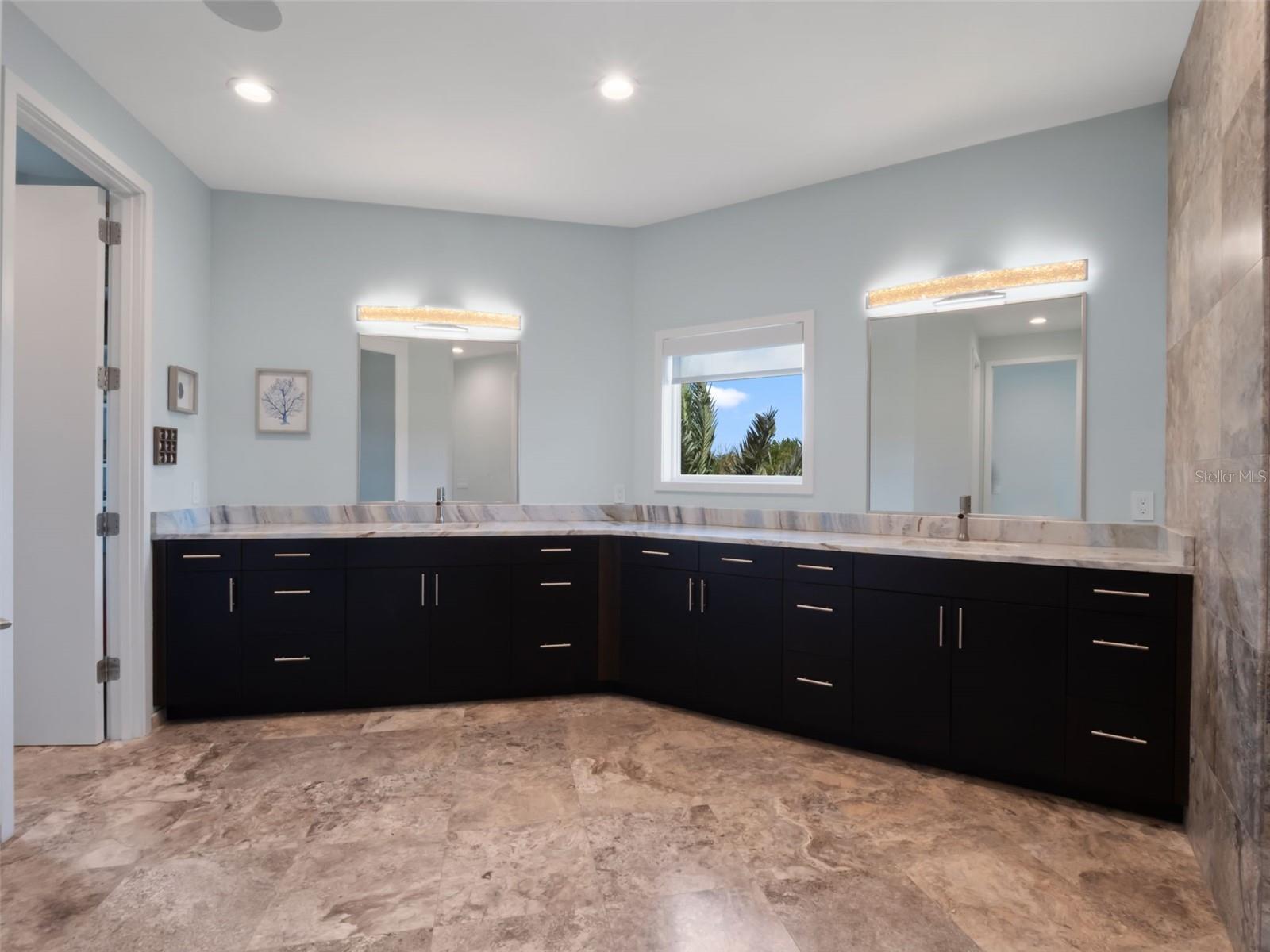O6350479 Property Photo