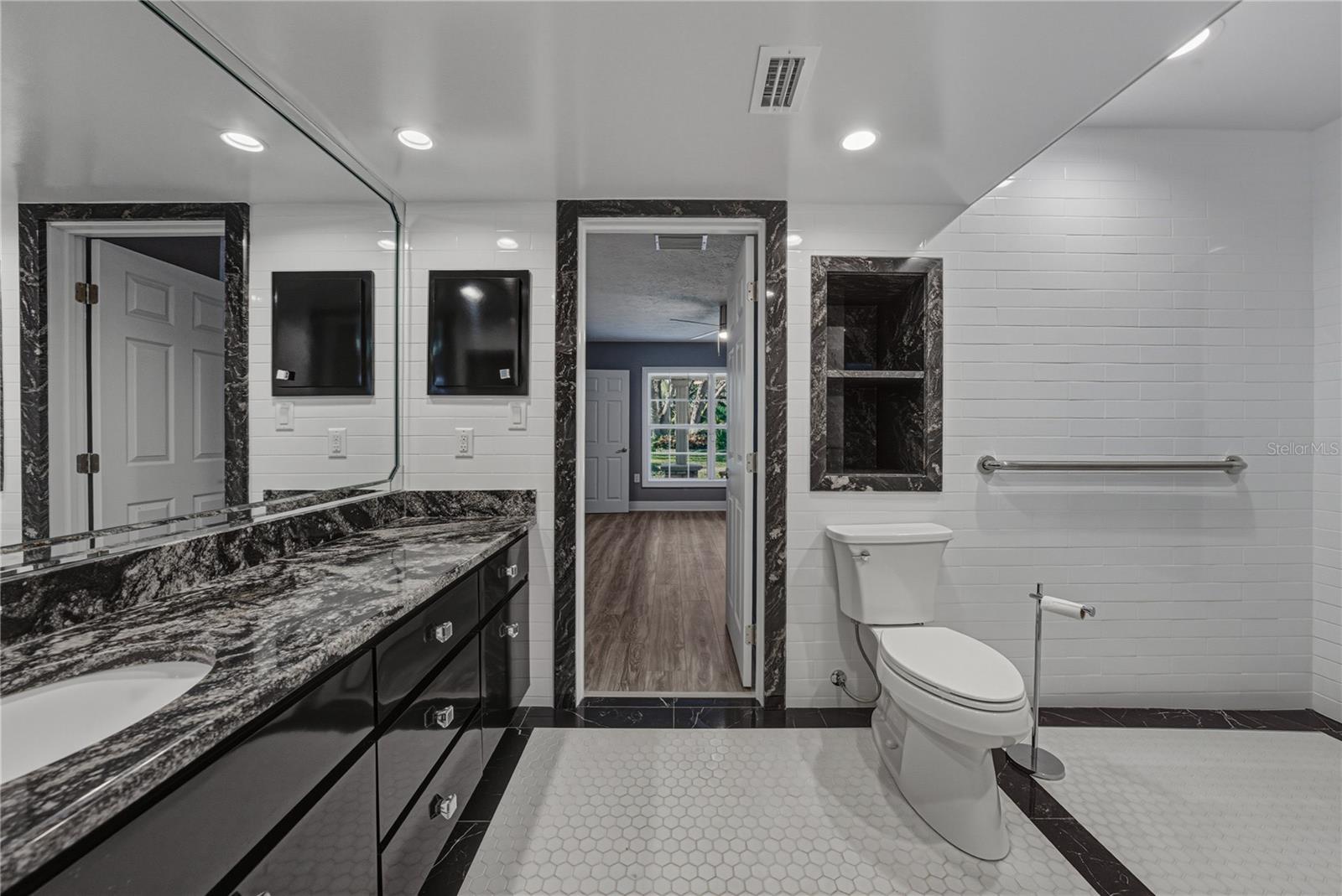 O6384534 Property Photo