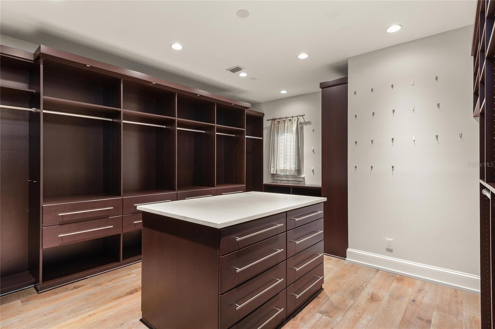 O6387200 Property Photo