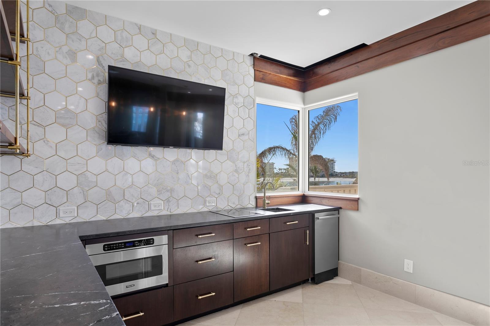 TB8487995 Property Photo