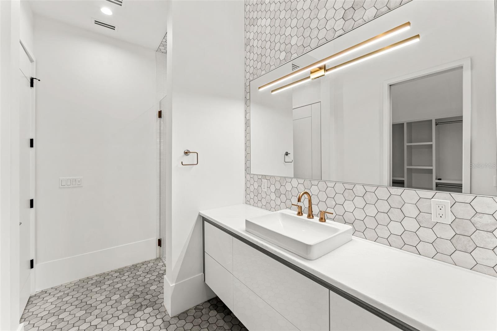 O6393010 Property Photo