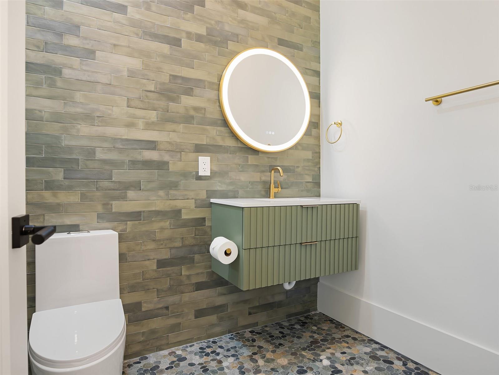 O6401757 Property Photo