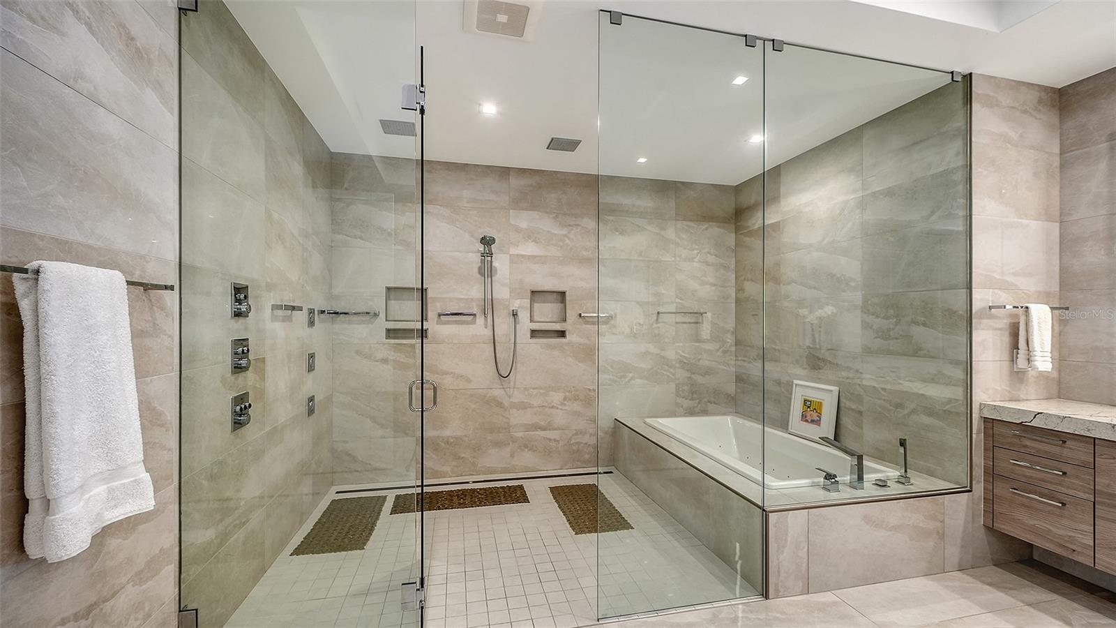 A4692009 Property Photo