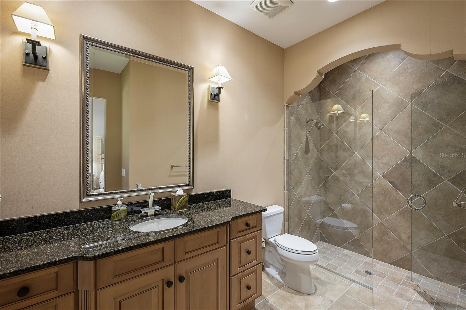 O6404938 Property Photo