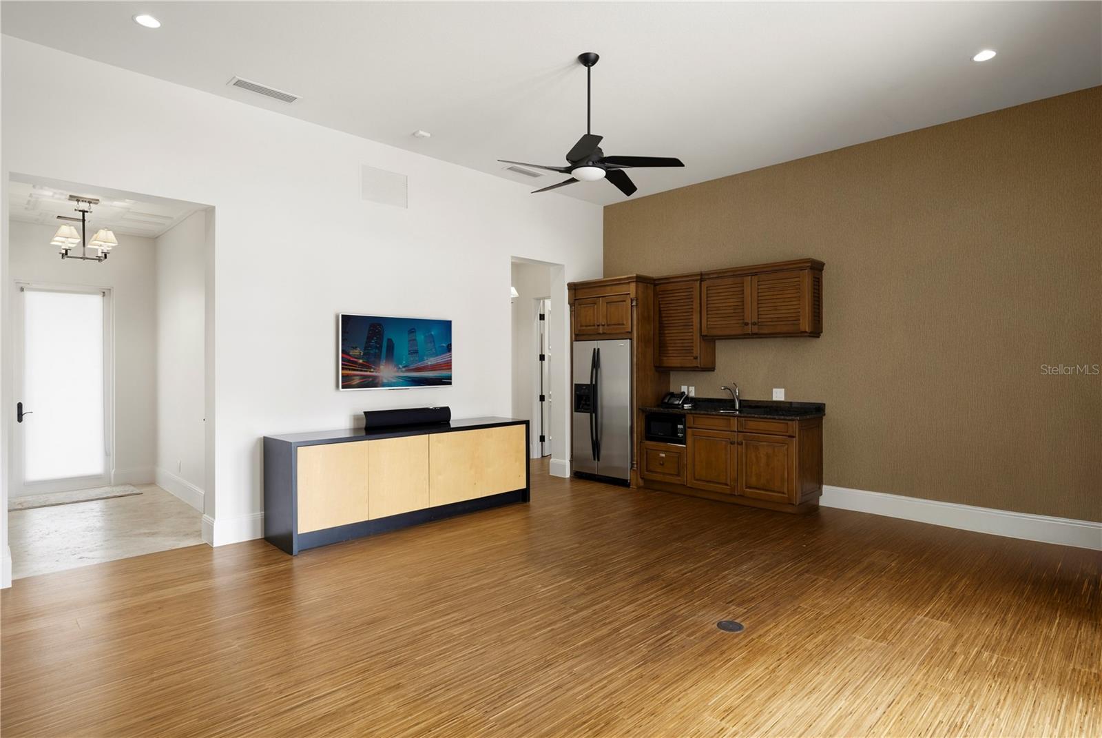 O6404938 Property Photo