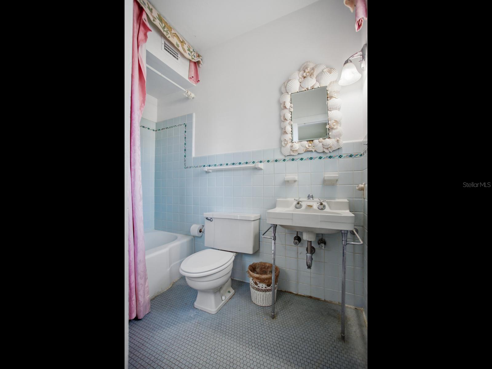 TB8505326 Property Photo