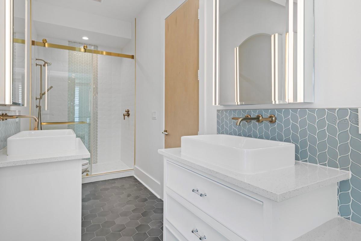 O6407102 Property Photo