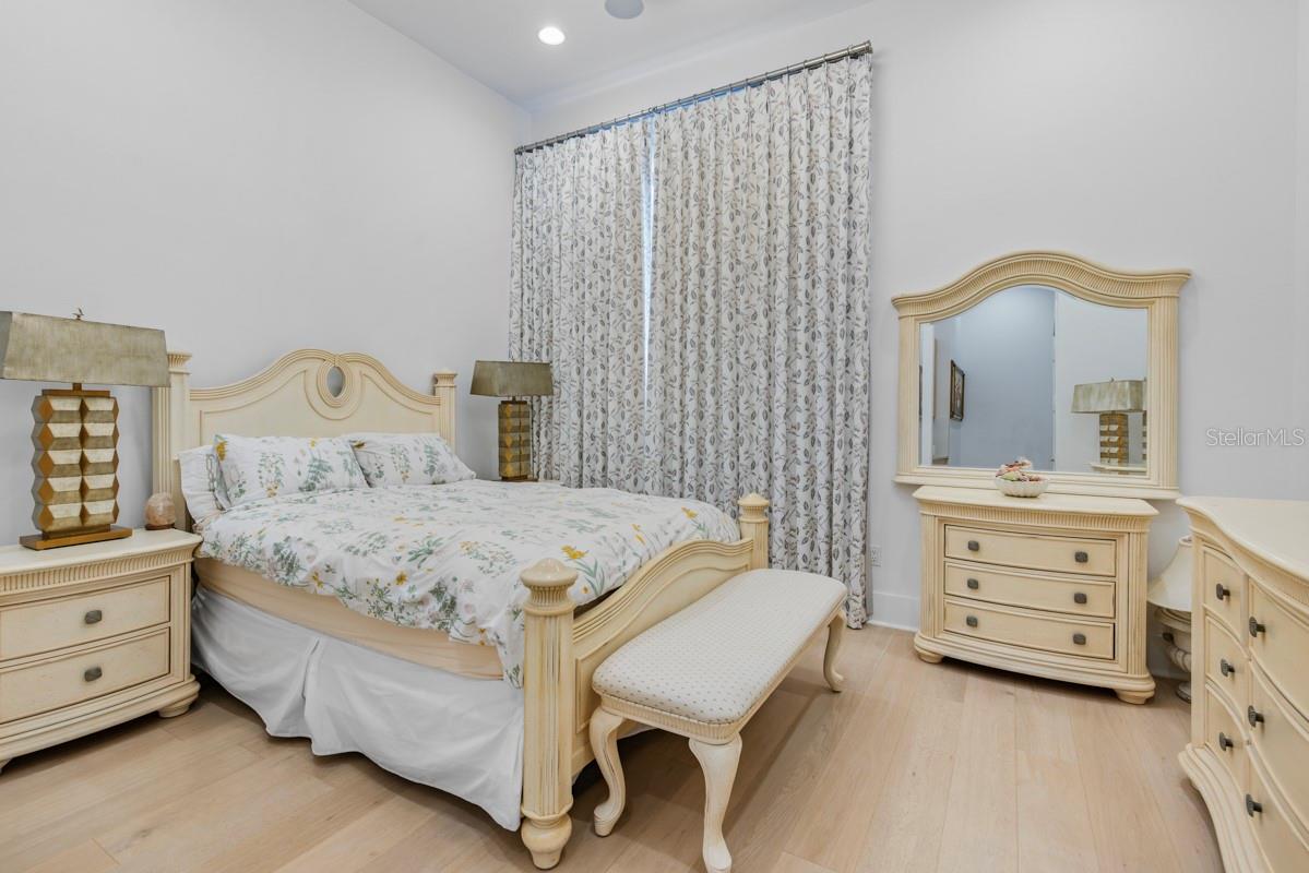 O6407102 Property Photo