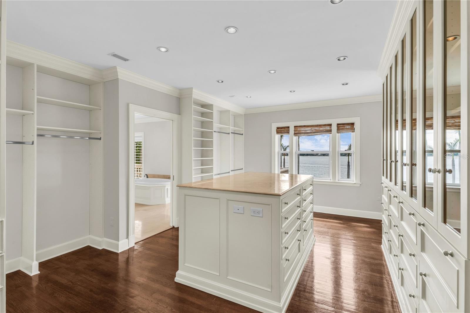 O6407557 Property Photo