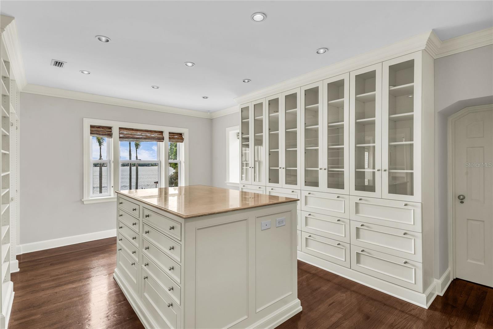 O6407557 Property Photo