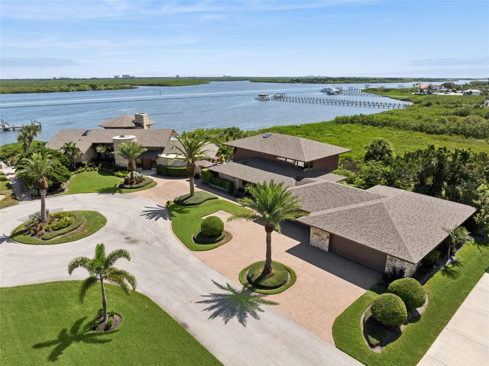 V4949304 Property Photo