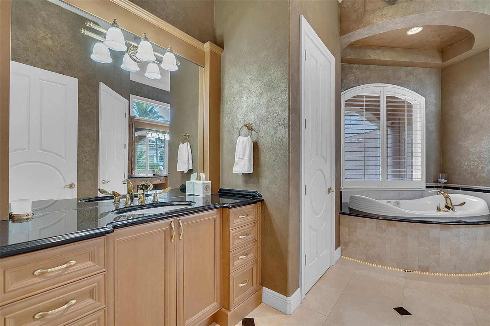 A4695466 Property Photo
