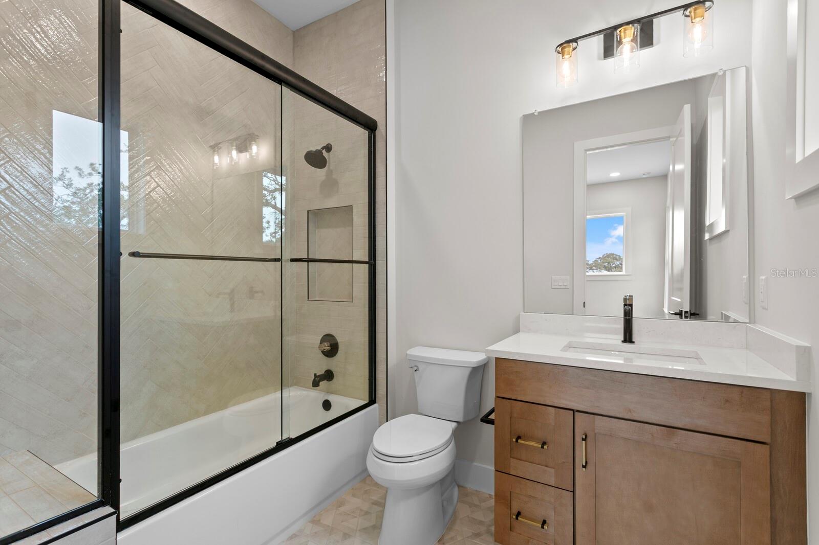 TB8518095 Property Photo