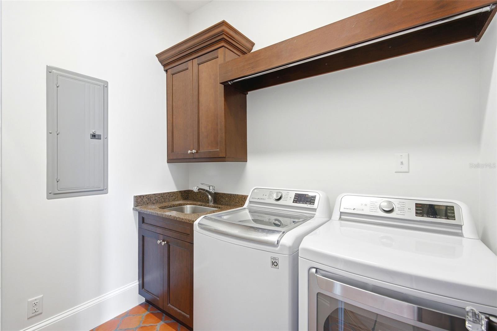 O6416342 Property Photo