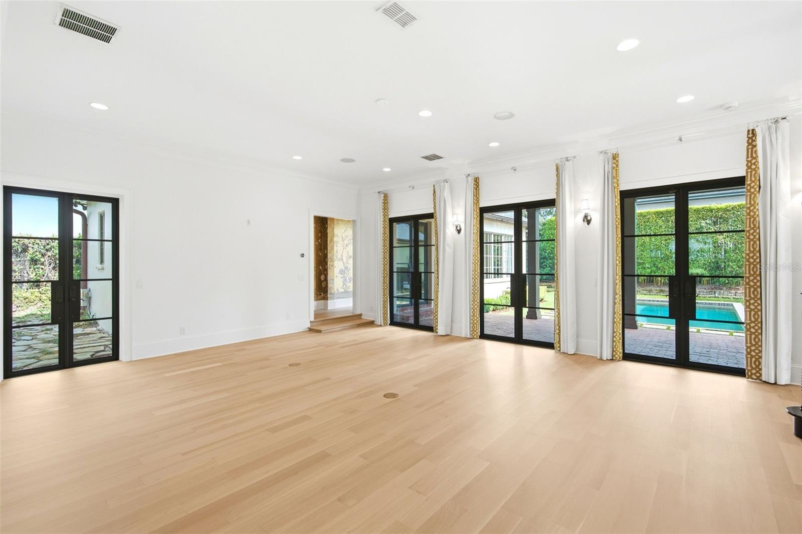 O6416342 Property Photo