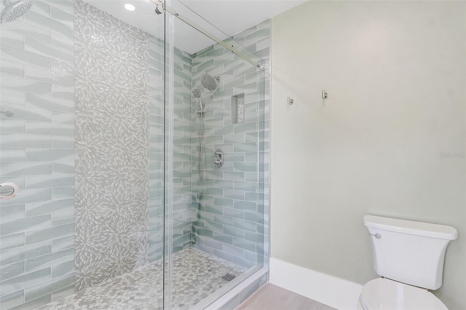 O6417540 Property Photo