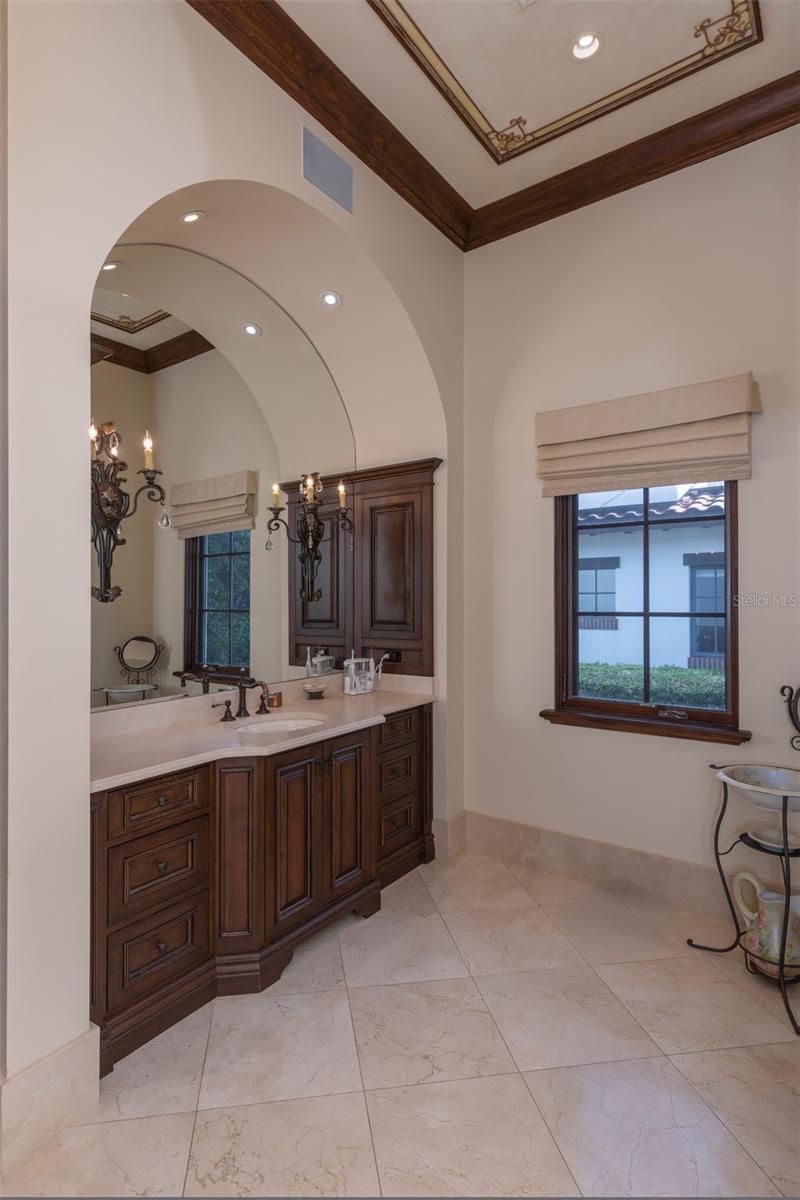 O6421205 Property Photo