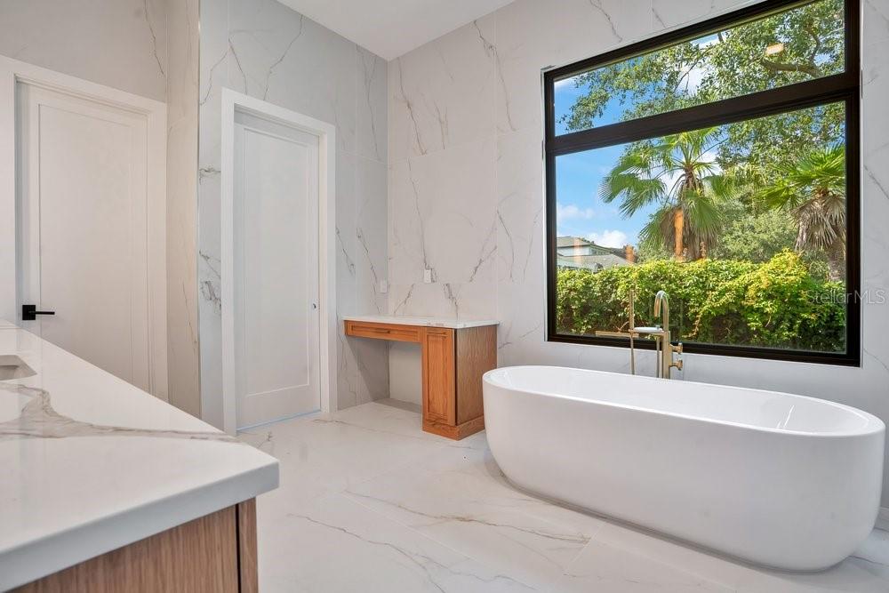 O6422852 Property Photo