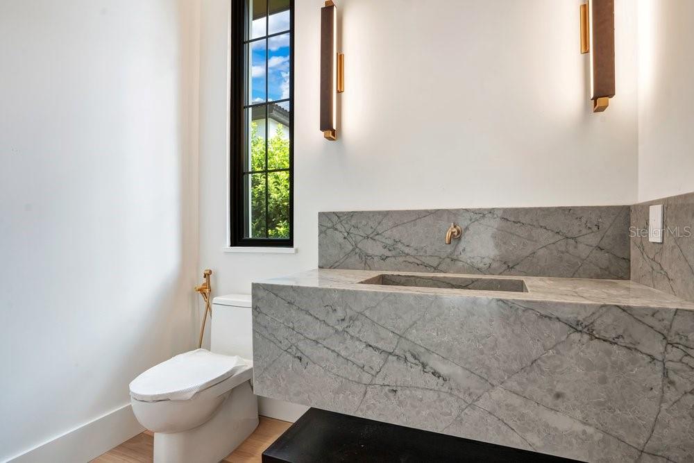 O6422852 Property Photo