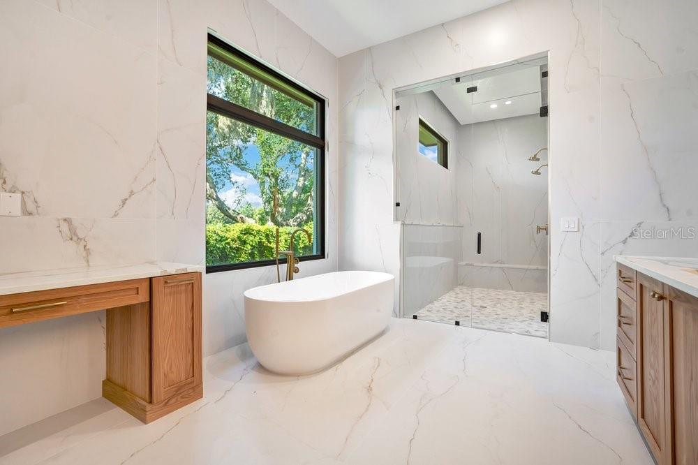 O6422852 Property Photo