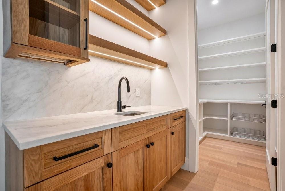O6422852 Property Photo