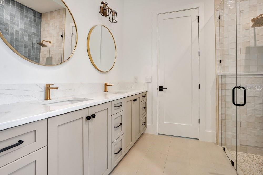 O6422852 Property Photo