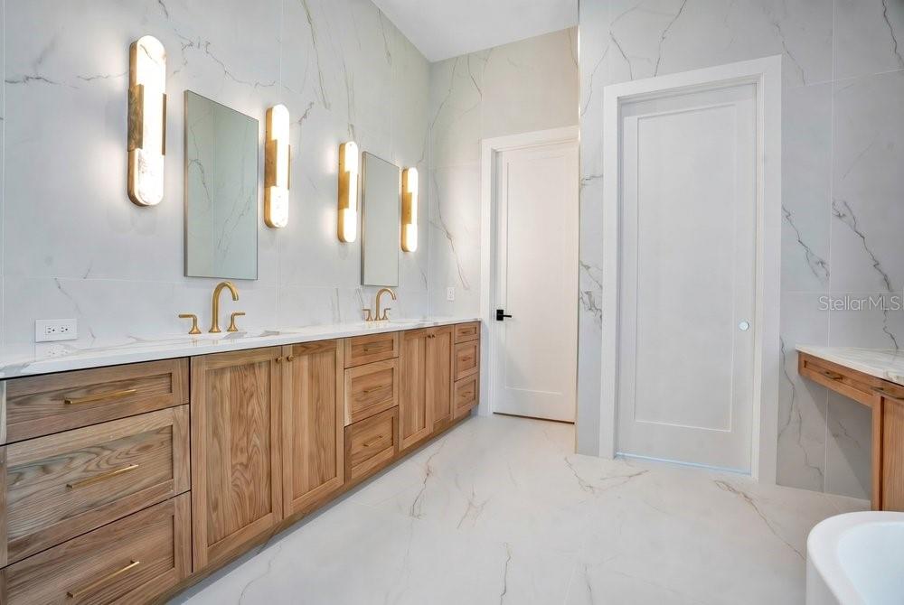 O6422852 Property Photo