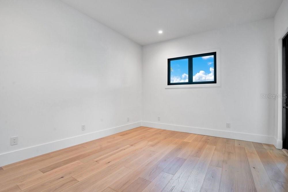 O6422852 Property Photo