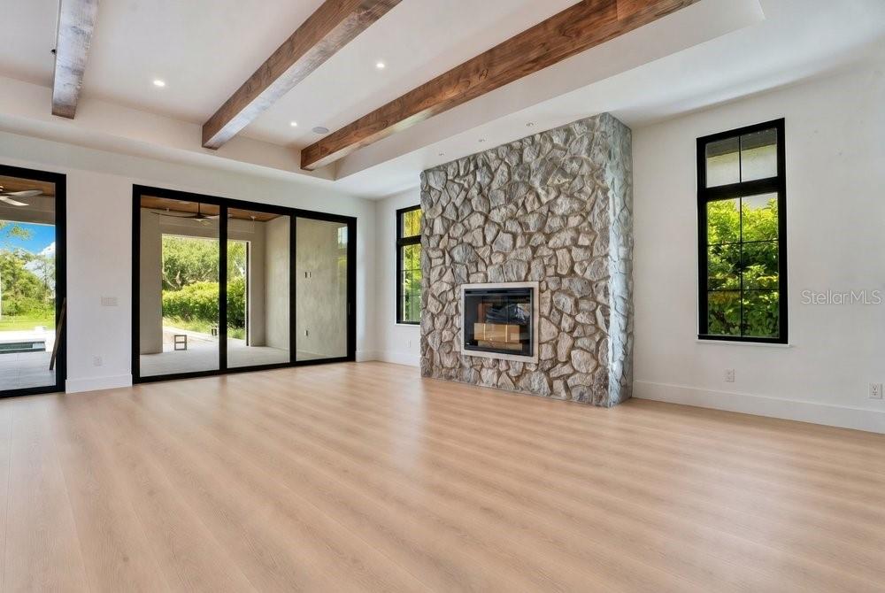 O6422852 Property Photo
