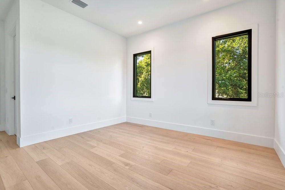 O6422852 Property Photo