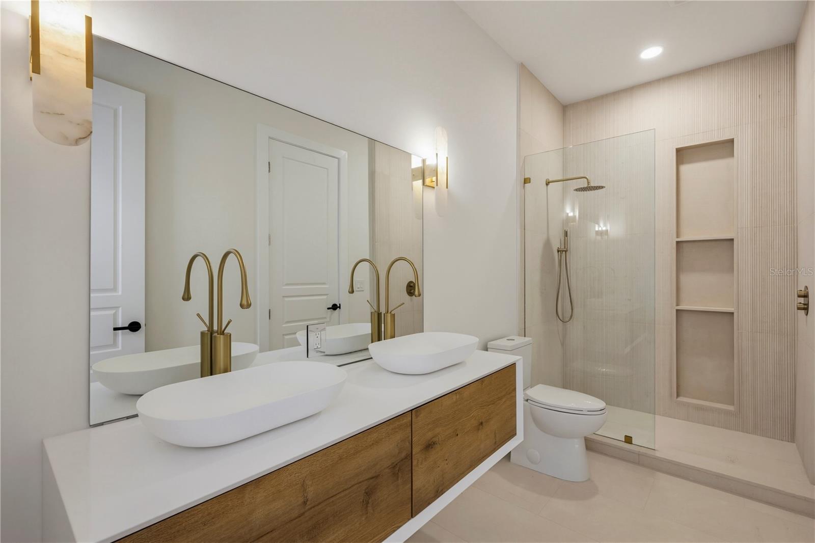 O6422976 Property Photo