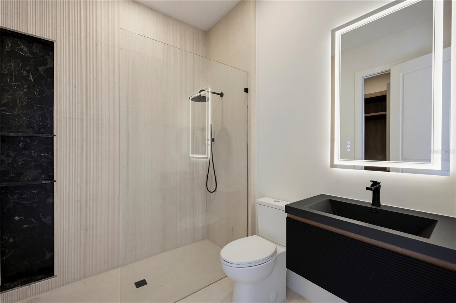 O6422976 Property Photo