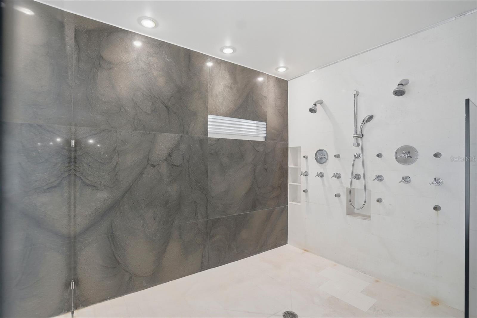 TB8528300 Property Photo