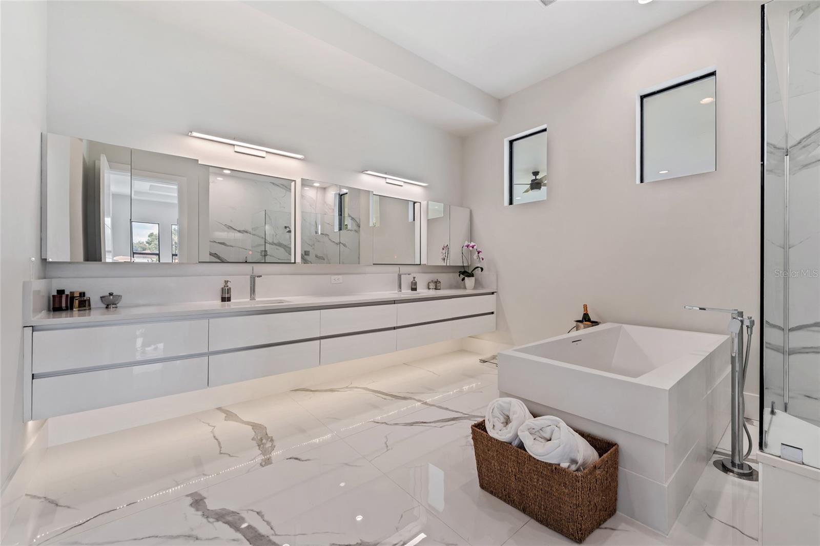 O6425809 Property Photo
