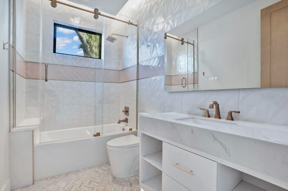 O6426995 Property Photo