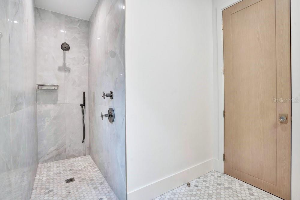 O6426995 Property Photo