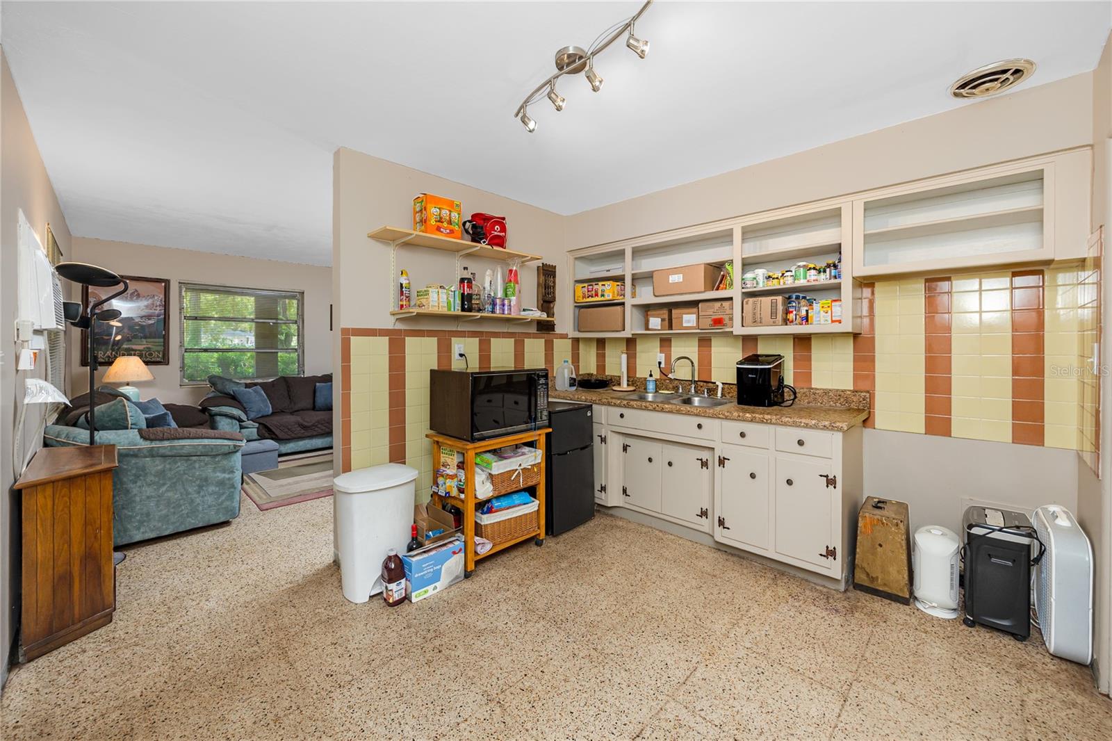TB8531479 Property Photo