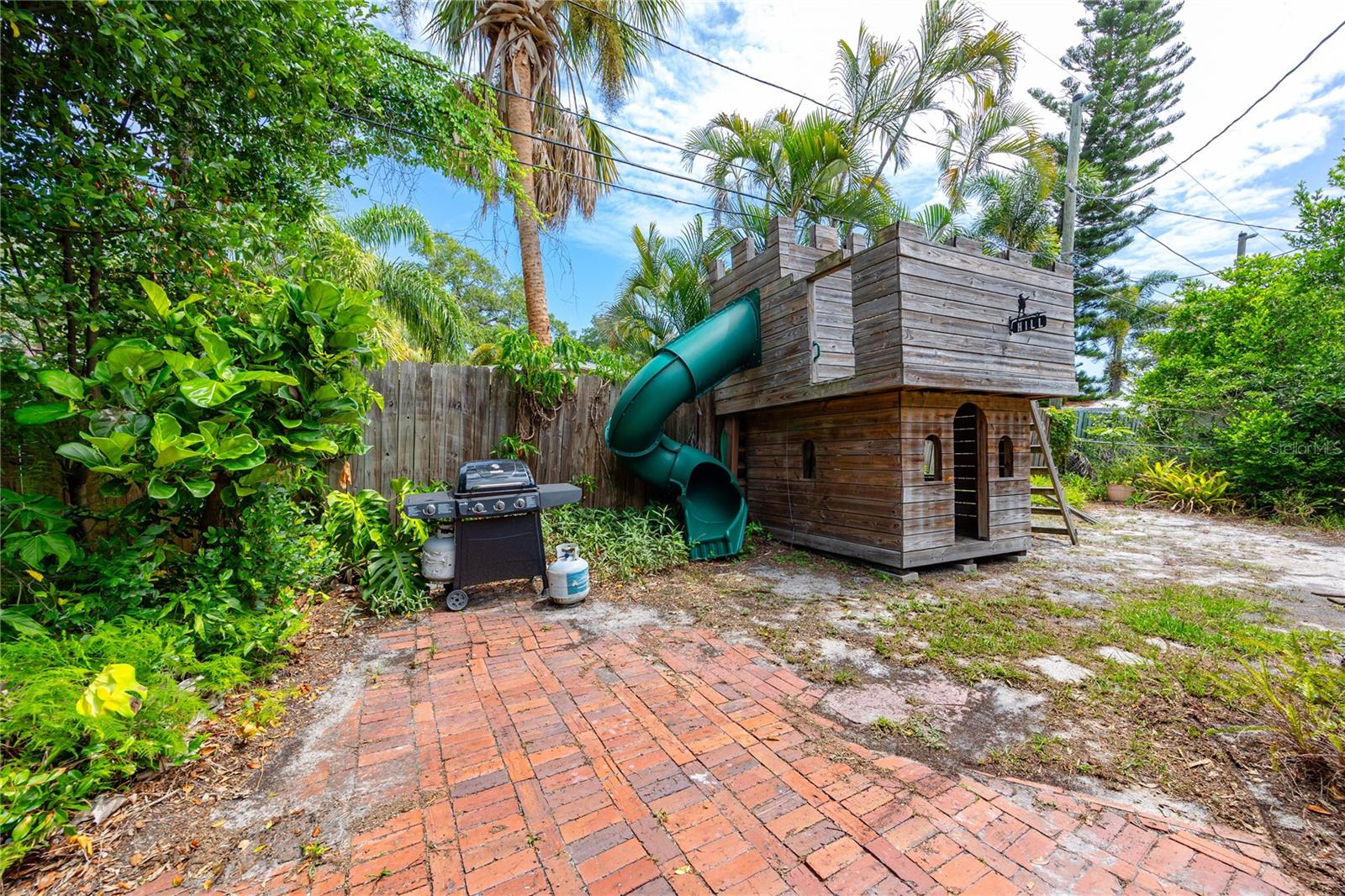 TB8531479 Property Photo