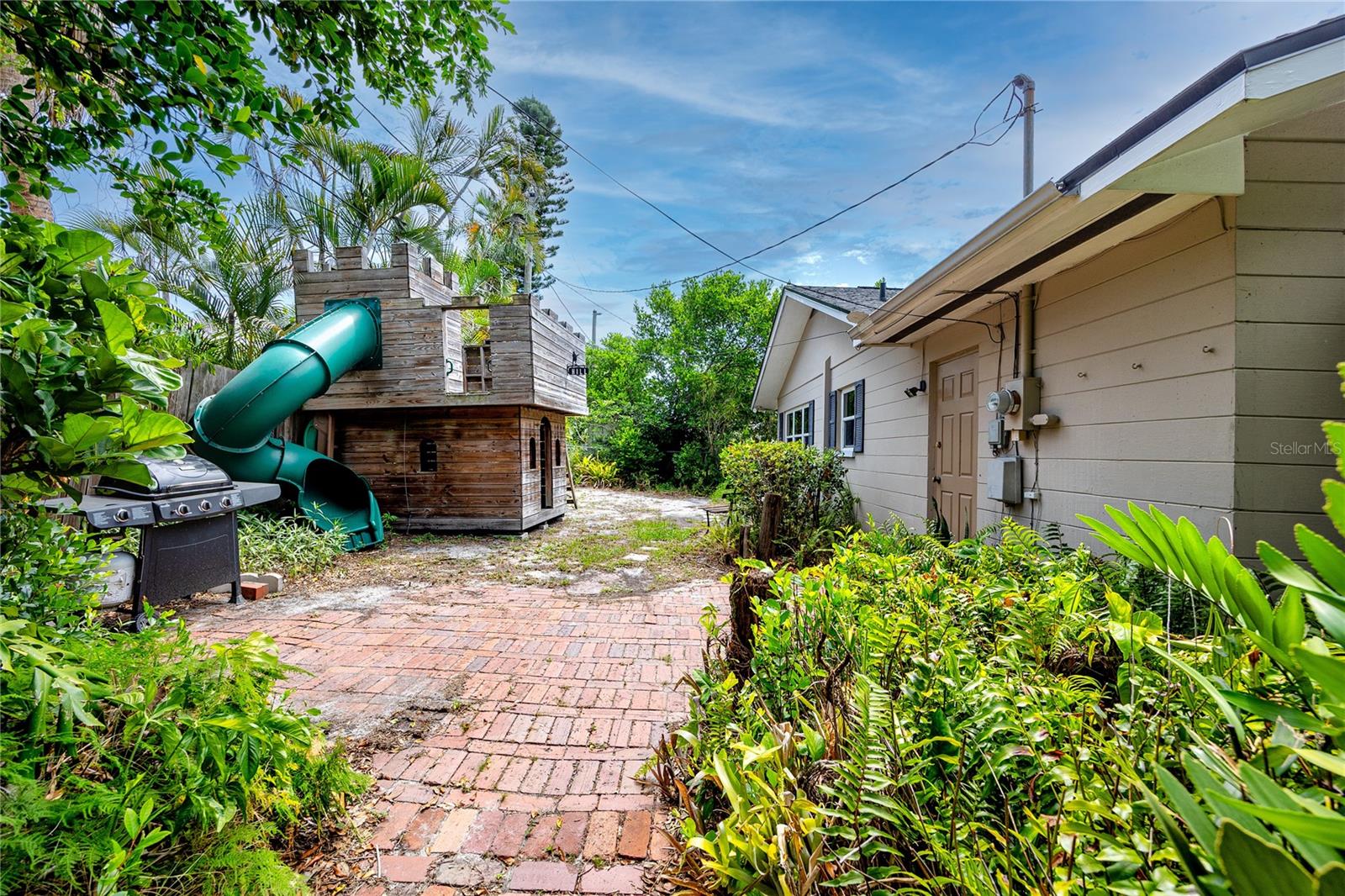 TB8531479 Property Photo
