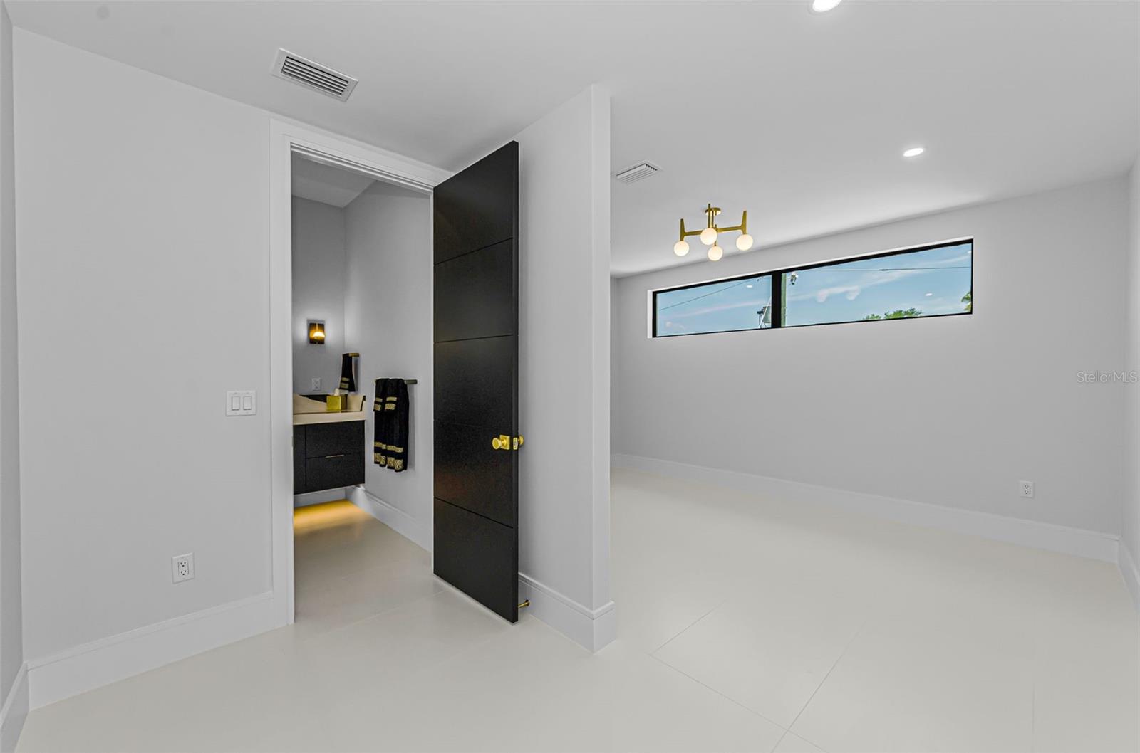 TB8532144 Property Photo