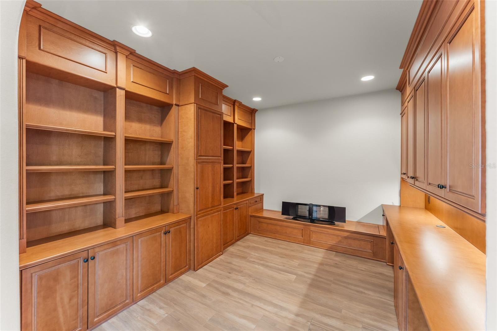 O6430931 Property Photo