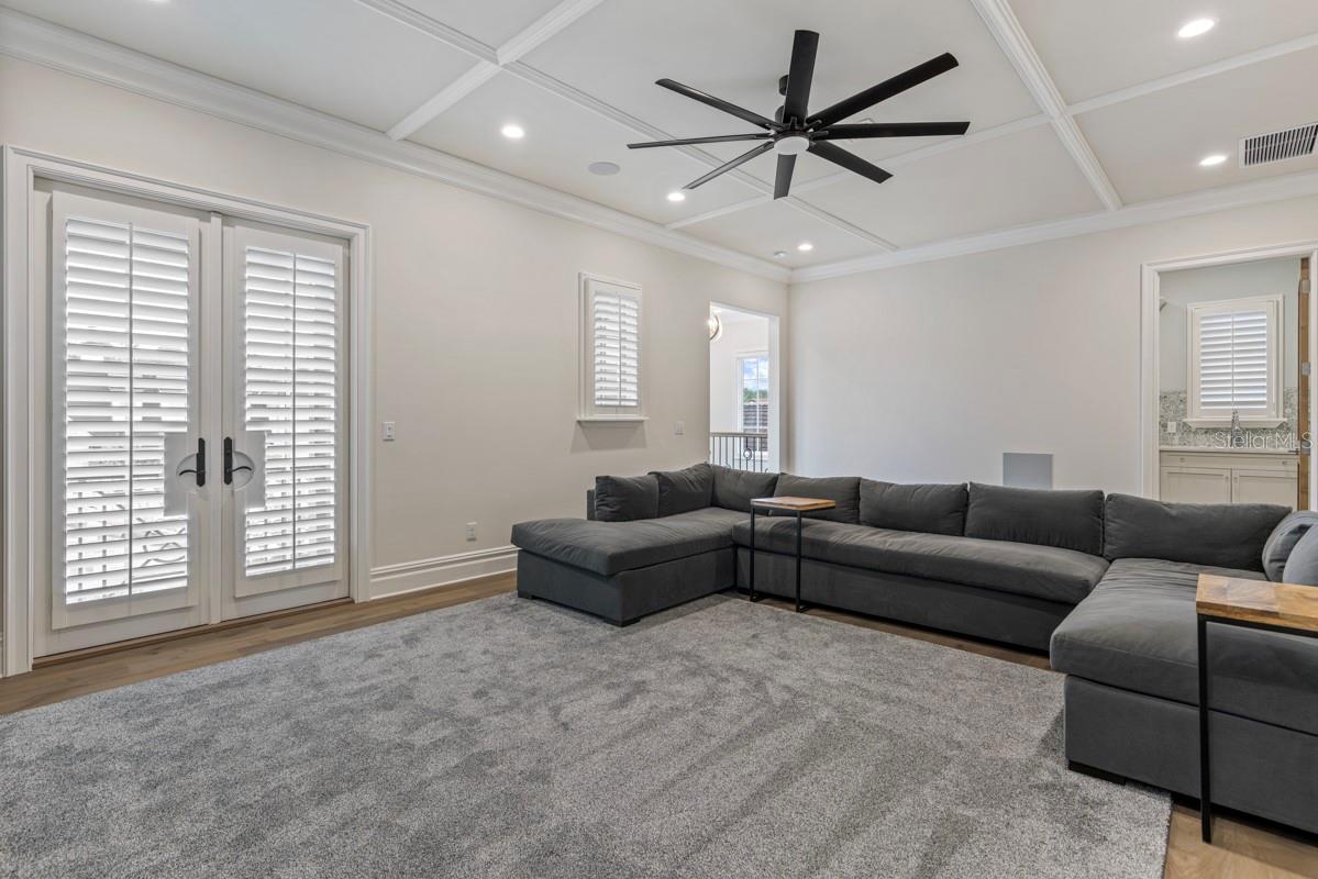 O6431116 Property Photo