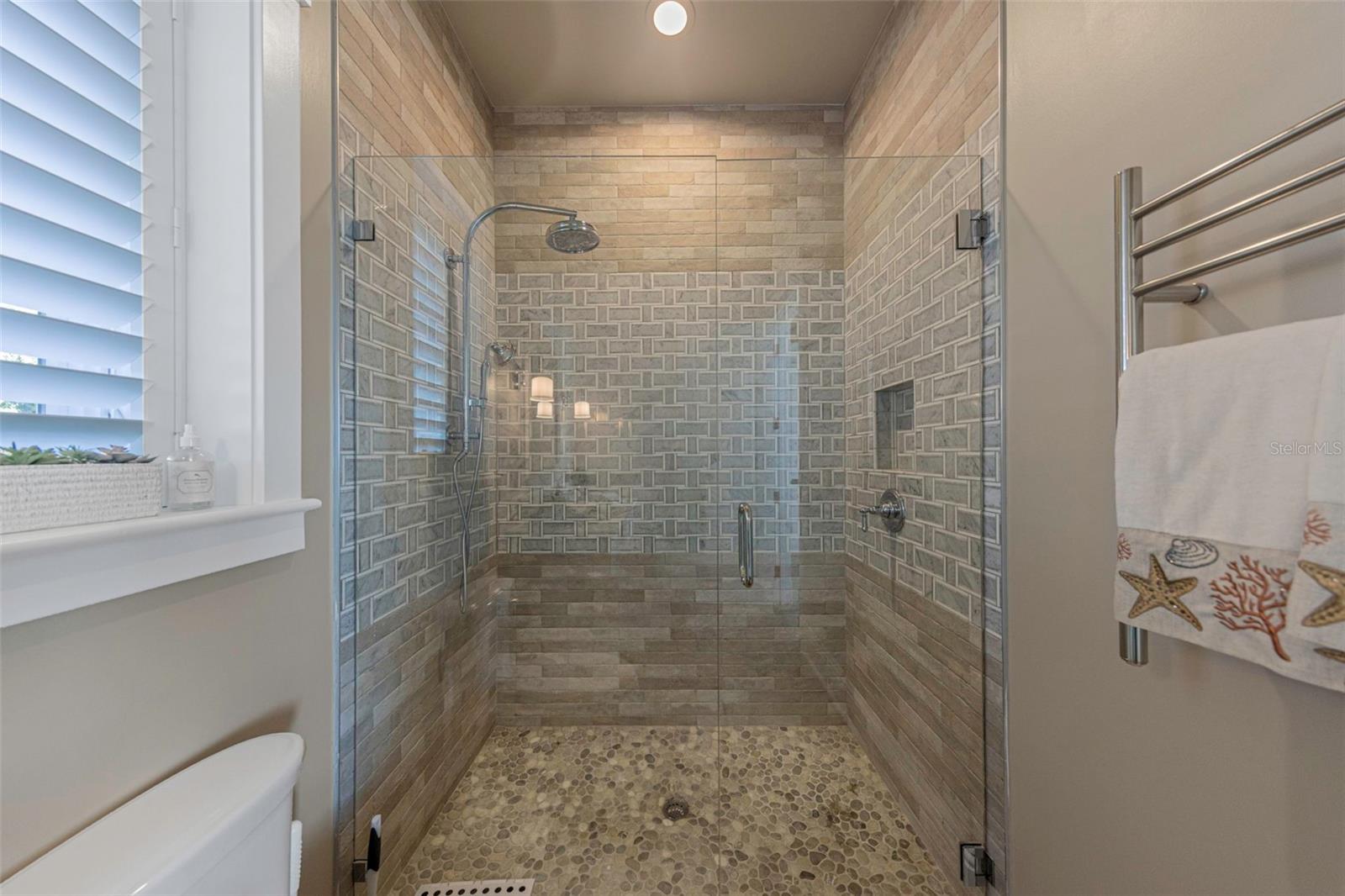 O6432620 Property Photo