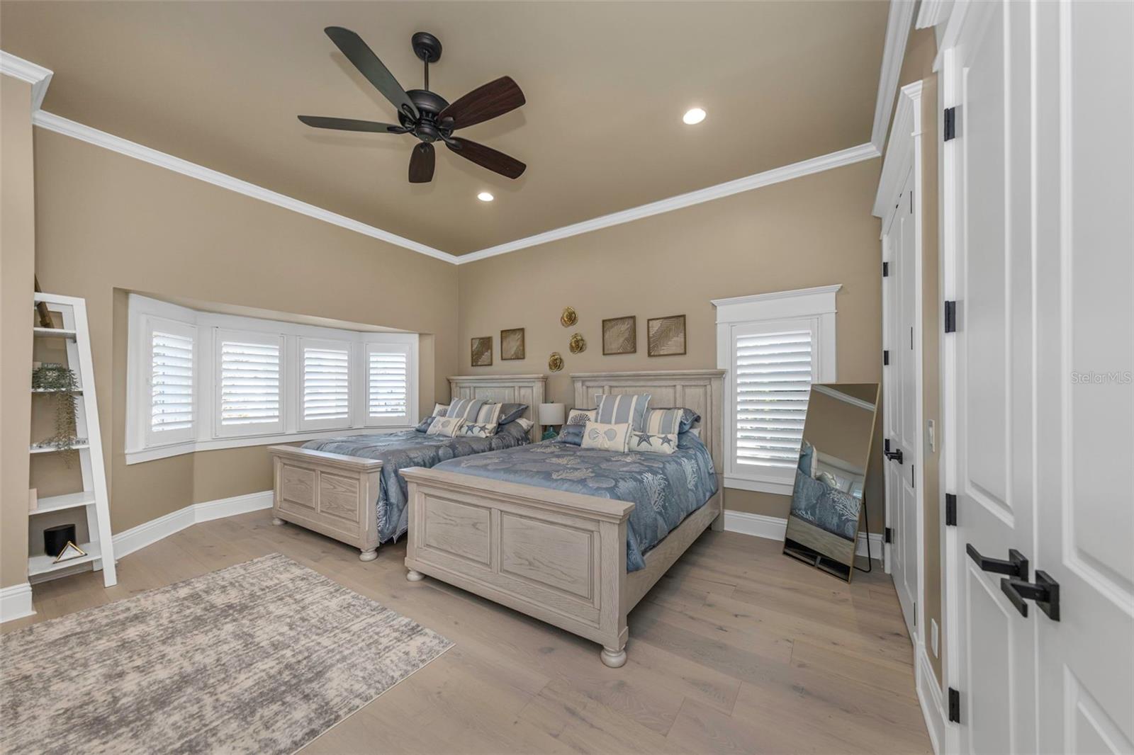 O6432620 Property Photo