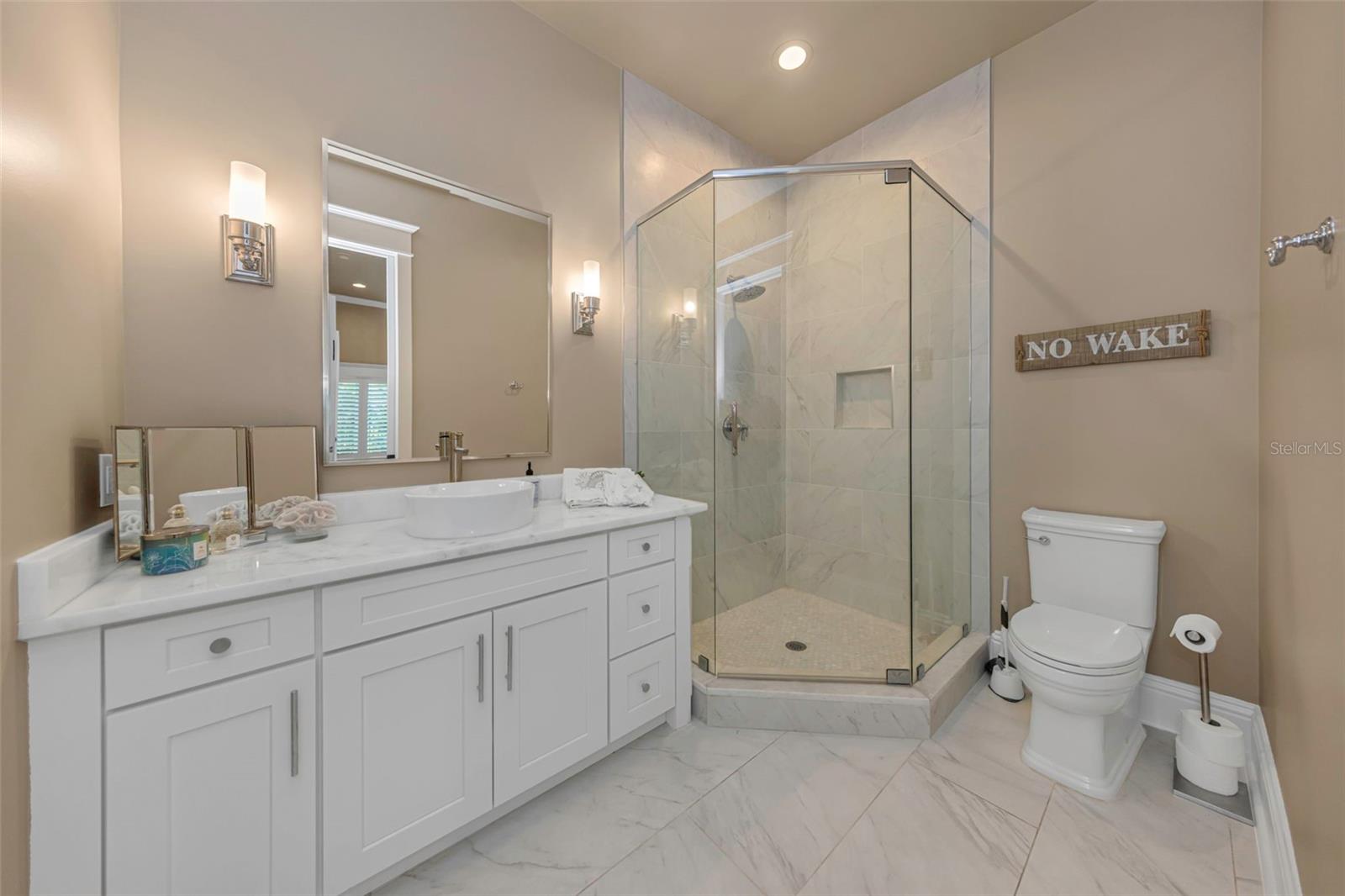 O6432620 Property Photo