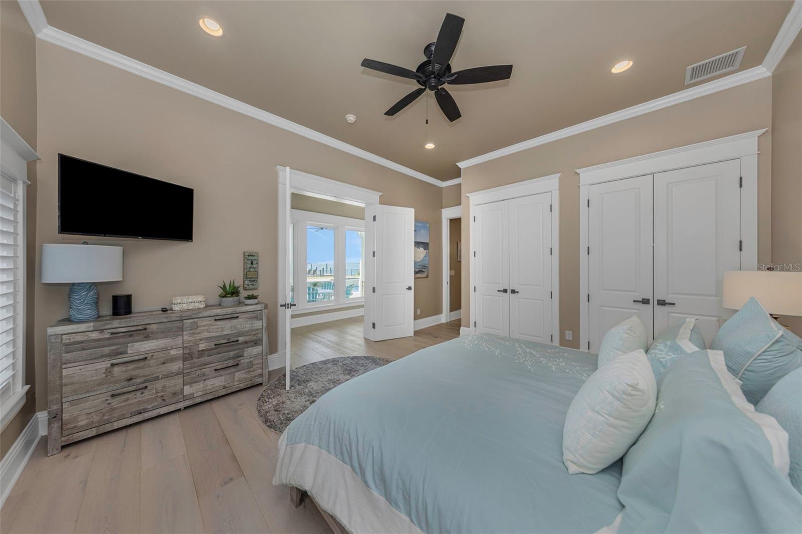 O6432620 Property Photo