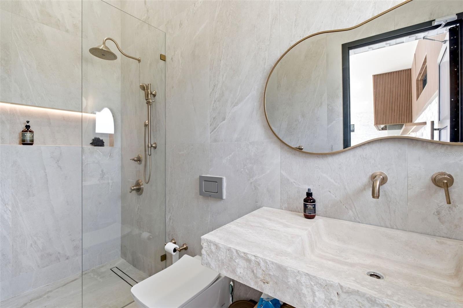 O6436240 Property Photo