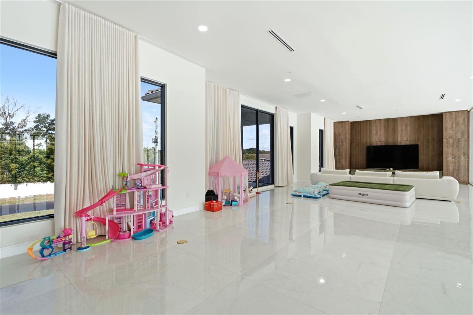 O6436240 Property Photo
