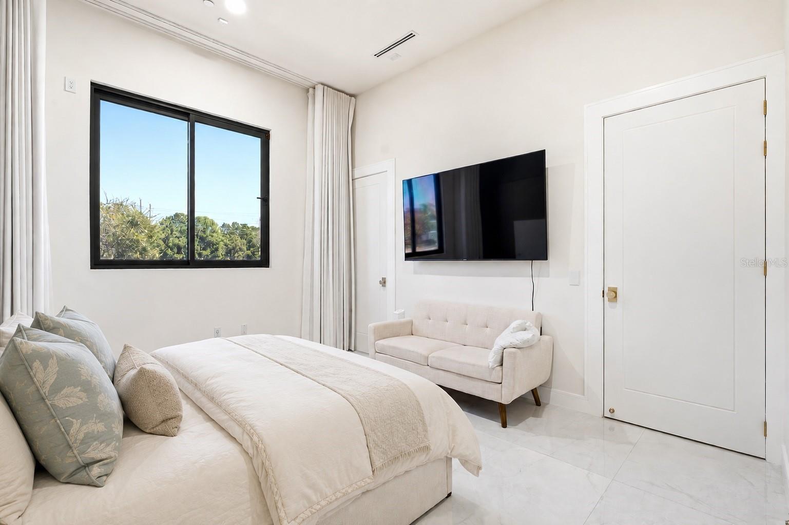 O6436240 Property Photo